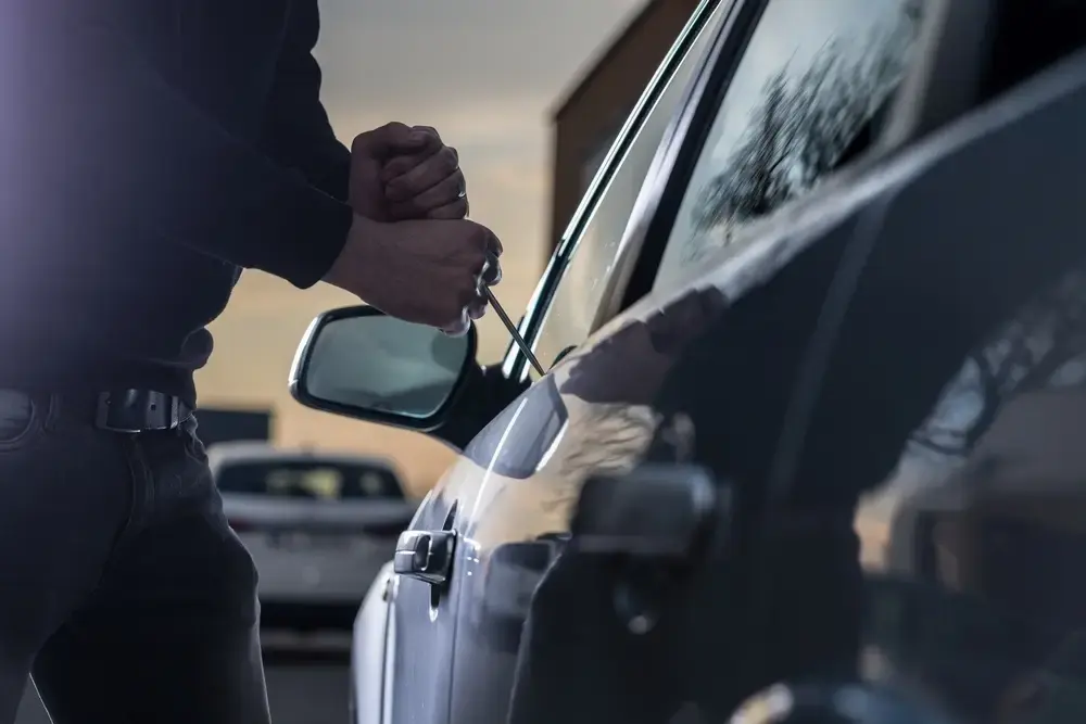 Skuteczne zabezpieczenie samochodu przed kradzieżą to nie tylko alarm